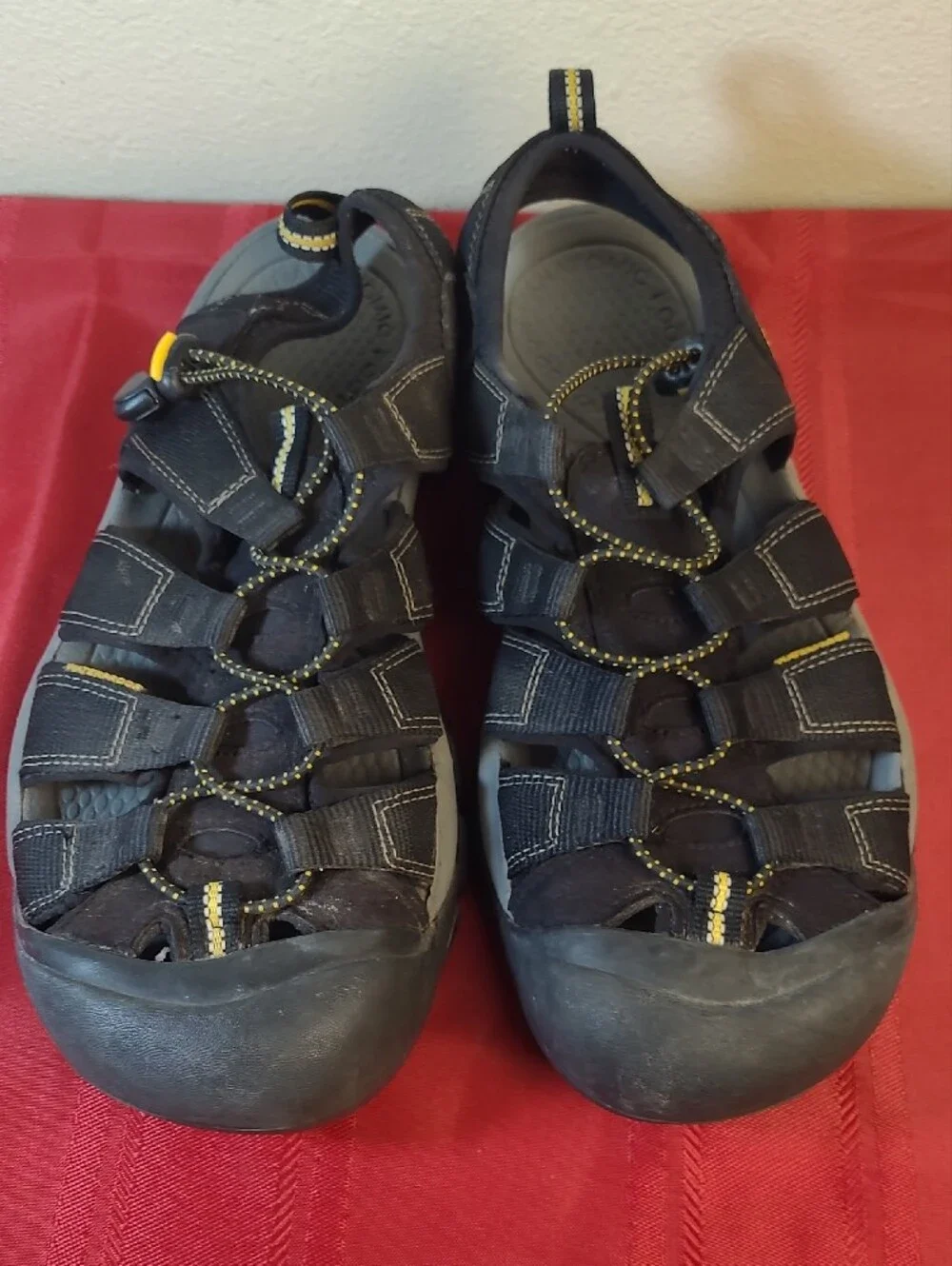 Keen Newport H2 Men’s Black and Yellow Closed-Toe Hiking Sandals Size 10.5